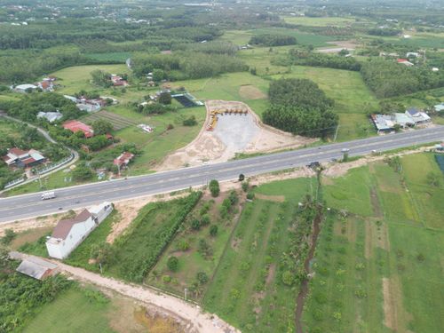 Dự án được chia thành 4 dự án thành phần. Trong đó, dự án thành phần 1 là xây dựng tuyến cao tốc theo hình thức hợp đồng BOT, với tổng mức đầu tư 10.421 tỷ đồng. Dự án đã được UBND TP.HCM khởi công vào ngày 1/7/2026.