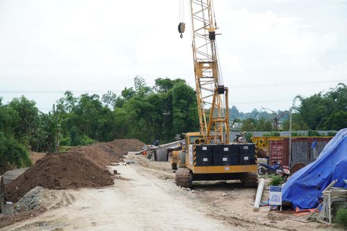 Đại diện nhà thầu cho biết, đơn vị đang thi công tổ hợp ván khuôn sản xuất dầm và tổ hợp lắp đặt cẩu long môn phục vụ hạng mục sản xuất dầm SPT. Hiện nhà thầu đã thi công cọc khoan nhồi các trụ T2, T3, T4 (27 tim cọc khoan nhồi đường kính 1,2m, chiều dài 50 - 51m) và lắp đặt cẩu long môn phục vụ hạng mục sản xuất dầm SPT.