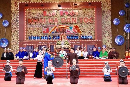 Thầy mo thực hành nghi lễ tại Lễ hội khai hạ dân tộc Mường tỉnh Phú Thọ năm 2025