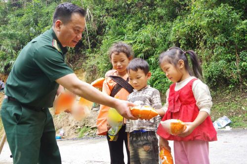 Tại đây, Đại tá Trương Minh Đức đã trao 54 suất quà tặng 54 hộ gia đình tham gia mô hình; tặng bánh, kẹo cho người cao tuổi và trẻ em trong bản; đồng thời hỗ trợ mì tôm cho người dân tham gia trồng sâm.