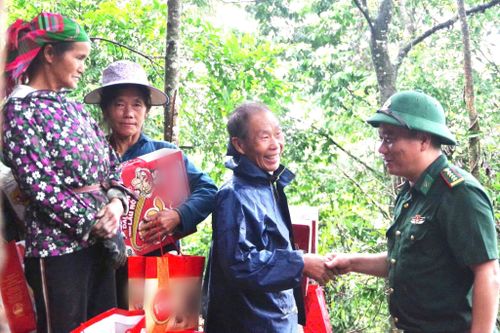 Đồng chí thăm hỏi, khích lệ người dân tích cực chăm sóc diện tích đã trồng để mô hình đạt hiệu quả.