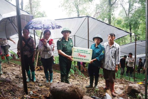 Đại tá Trương Minh Đức cũng dành những phần quà động viên nhân dân bản Ngải Thầu, xã Sì Lở Lầu.
