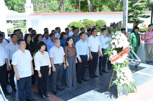 Đoàn công tác dâng hoa, dâng hương tưởng niệm các Anh hùng liệt sĩ tại Khu di tích Quốc gia đặc biệt Ngã ba Đồng Lộc (Ảnh: Đức Khanh)