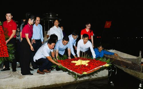 Thống đốc Phạm Đức Ấn, cùng Phó Thống đốc Thường trực Đoàn Thái Sơn, Phó Thống đốc Phạm Thanh Hà, các thành viên đoàn công tác thả hoa tưởng nhớ các Anh hùng Liệt sỹ hy sinh trên dòng sông Thạch Hãn (Ảnh Đức Khanh)