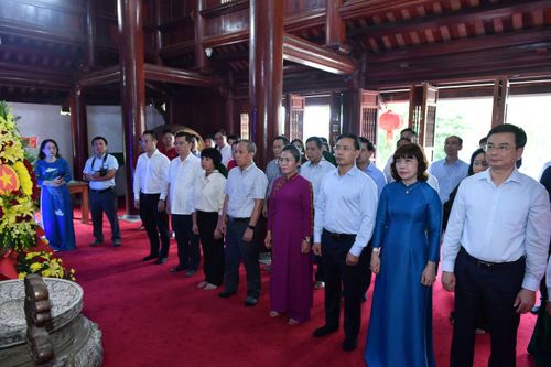 Đoàn công tác dâng hương, dâng hoa tưởng niệm Chủ tịch Hồ Chí Minh tại Khu di tích Quốc gia đặc biệt Kim Liên (Ảnh: Đức Khanh)