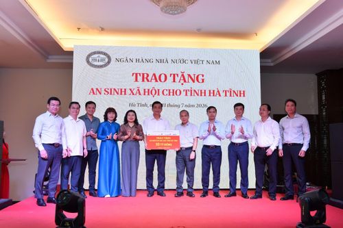 Thống đốc Phạm Đức Ấn, Phó Thống đốc Phạm Thanh Hà và Lãnh đạo tỉnh Hà Tĩnh, lãnh đạo các NHTM, Bảo hiểm Tiền gửi Việt Nam chứng kiến Lễ trao tặng giữa Phó Thống đốc Thường trực Đoàn Thái Sơn và Chủ tịch Ủy ban Mặt trận Tổ quốc tỉnh Hà Tĩnh Nguyễn Thành Đồng. (Ảnh: Đức Khanh)