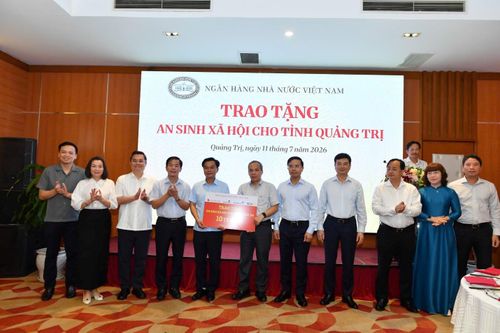 Thống đốc Phạm Đức Ấn và Bí thư Tỉnh ủy Quảng Trị Nguyễn Văn Phương, Phó Thống đốc Phạm Thanh Hà cùng lãnh đạo NHNN Chi nhánh khu vực 8, lãnh đạo các NHTM chứng kiến Lễ trao tặng giữa Phó Thống đốc Thường trực Đoàn Thái Sơn và Chủ tịch Mặt trận Tổ quốc tỉnh Quảng Trị Nguyễn Chiến Thắng (Ảnh: Đức Khanh)