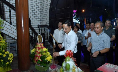 Thống đốc Phạm Đức Ấn cùng Đoàn công tác dâng hương các Anh hùng Liệt sĩ tại Di tích lịch sử đặc biệt Thành cổ Quảng Trị. (Ảnh: Đức Khanh).