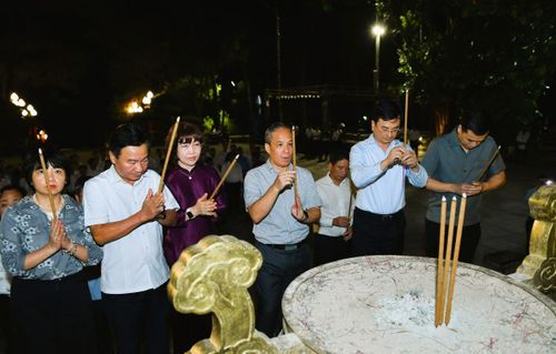 Phó Thống đốc Thường trực Đoàn Thái Sơn, Phó Thống đốc Phạm Thanh Hà, cùng các đại biểu dâng hương tại mộ các Anh hùng Liệt sĩ Nghĩa trang Trường Sơn. (Ảnh: Đức Khanh).