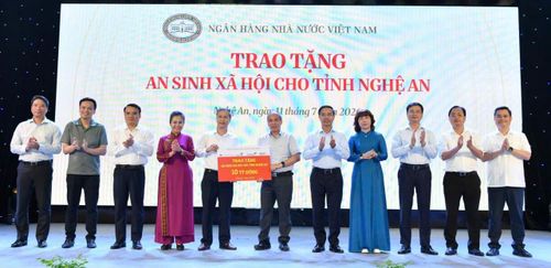 Thống đốc Phạm Đức Ấn, Phó Thống đốc Phạm Thanh Hà, lãnh đạo tỉnh Nghệ An, lãnh đạo NHNN Chi nhánh Khu vực 8, lãnh đạo các NHTM chứng kiến Lễ trao tặng giữa Phó Thống đốc Thường trực Đoàn Thái Sơn và Phó Chủ tịch Ủy ban Mặt trận Tổ quốc tỉnh Nghệ An Nguyễn Đức Thành (Ảnh: Đức Khanh)