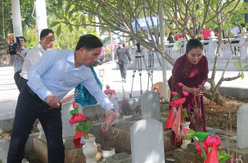 Thống đốc Phạm Đức Ấn cùng đại diện chính quyền tỉnh Nghệ An thắp hương cho các Anh hùng liệt sĩ tại Nghĩa trang Liệt sĩ quốc tế Việt - Lào.