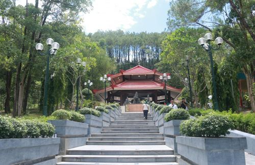 Di tích lịch sử Ngã ba Đồng Lộc, nơi 10 nữ thanh niên xung phong và các Anh hùng liệt sĩ đã ngã xuống trên tuyến đường chiến lược trong cuộc kháng chiến chống Mỹ cứu nước.