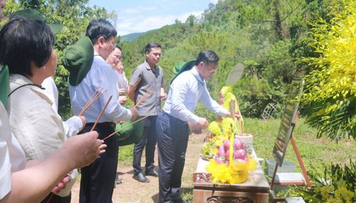 Thống đốc Phạm Đức Ấn cùng Đoàn công tác viếng mộ Đại tướng Võ Nguyên Giáp tại Vũng Chùa - Đảo Yến.