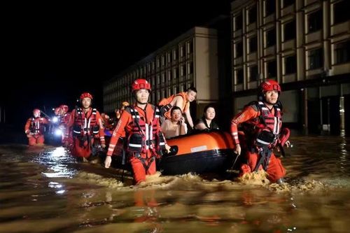 Lực lượng cứu hộ Trung Quốc sơ tán người dân trong lũ. Ảnh: GettyImages