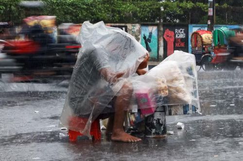 Mưa lớn kéo dài ảnh hưởng đến sinh kế người dân ở Bangladesh. Ảnh: Reuters