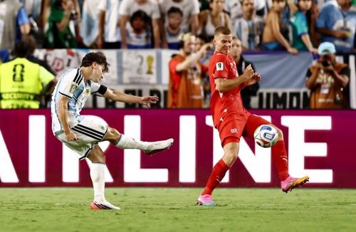 Chưa nổ súng từ đầu giải nhưng, pha lập công trong trận này của Julian Alvarez xứng đáng là vàng mười. Ảnh: Reuters.