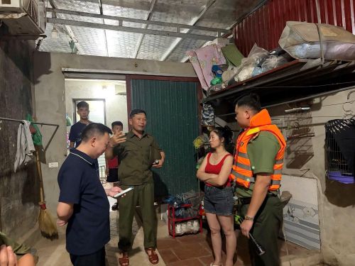 Công an xã Hoàng Vân phối hợp với các đơn vị chức năng vận động 6 hộ gia đình có nguy cơ sạt lở cao nhất, khẩn trương sơ tán đến nơi an toàn.