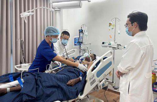 Các bác sĩ nỗ lực cứu chữa, chăm sóc y tế cao nhất cho du khách.
