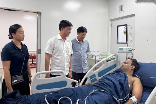 Ông Trần Minh Khoa, Chủ tịch UBND đặc khu Phú Quốc thăm hỏi, động viên du khách đang điều trị tại bệnh viện.