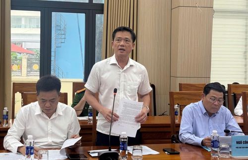 Ông Trần Minh Khoa, Chủ tịch UBND đặc khu Phú Quốc báo cáo công tác cứu hộ, khắc phục sự cố tai nạn đường thủy tại cuộc họp trực tuyến với UBND tỉnh An Giang vào sáng 12/7.