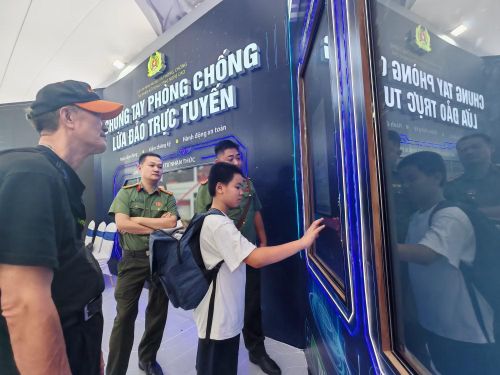 Người dân, cán bộ chiến sỹ đến với triển lãm.