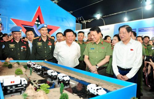  Bộ trưởng Lương Tam Quang và các đại biểu tham quan Triển lãm “80 năm An ninh nhân dân - Lá chắn thầm lặng”. 