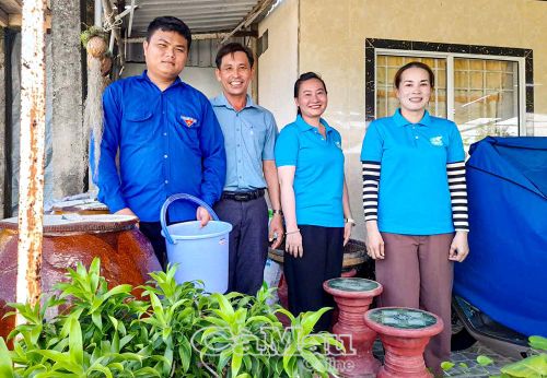  Chi đoàn ấp Trần Thới, xã Cái Nước phối hợp với các lực lượng địa phương "đến từng ngõ, gõ từng nhà" tuyên truyền phòng, chống dịch sốt xuất huyết.