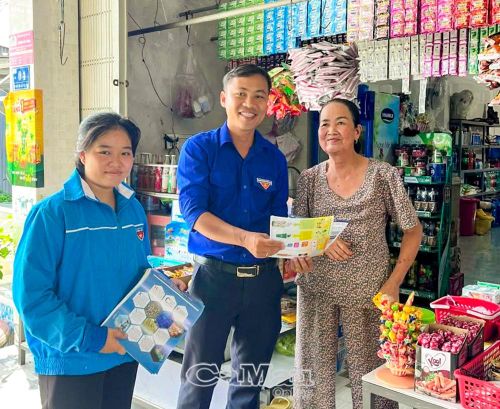 Đoàn viên, thanh niên xã Trí Phải phát tờ rơi tuyên truyền, hướng dẫn người dân thực hiện phân loại rác thải tại nguồn, nâng cao ý thức bảo vệ môi trường.