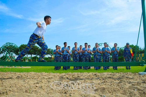 Huấn luyện đi cầu sóng là nội dung thường xuyên nhằm nâng cao khả năng thích nghi, rèn luyện sức chịu đựng sóng gió cho cán bộ, chiến sĩ.