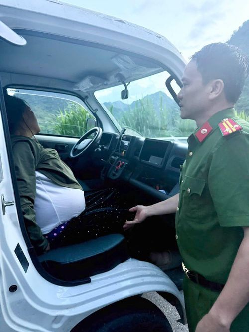chị M. bị ngất do đòi trong quá trình di chuyển. Ảnh: Công an tỉnh Tuyên Quang.