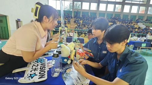 Sinh viên được tư vấn nghề nghiệp, xu hướng việc làm, cũng như được giới thiệu các doanh nghiệp để kết nối thực tập và tuyển dụng dài hạn.