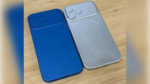Mô hình iPhone 17 Pro (bên trái) so với iPhone 18 Pro (ảnh: Vadim Yuryev)