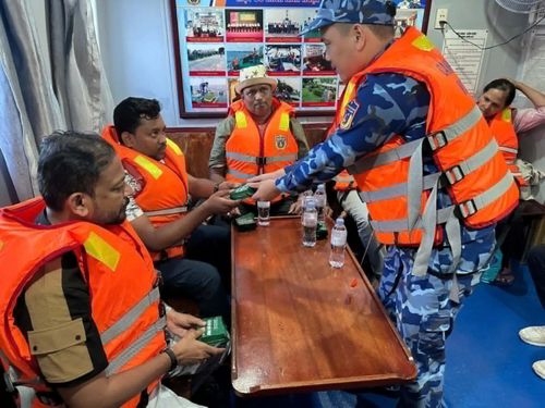 Các nạn nhân trong vụ lật tàu được cung cấp lương khô, nước uống và chăm sóc sức khỏe.