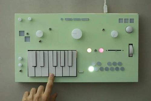 Chiếc synth Nopia với thiết kế màu xanh mint nổi bật. (Ảnh: Nopia)