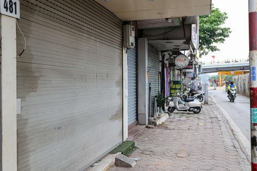 Nhiều cửa hàng “đất vàng” đóng cửa. (Ảnh: Minh Đức).
