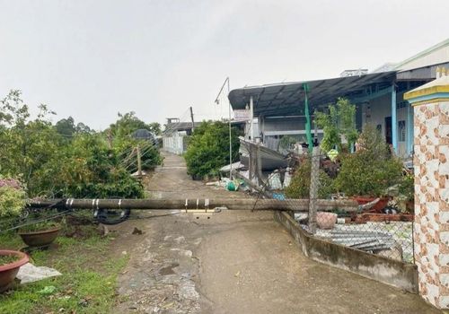 Nhiều trụ điện bị lốc xoáy xô ngã. (Ảnh: Công an Cần Thơ)
