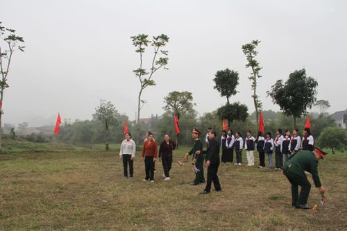 Bí thư Đảng ủy, Chủ tịch HĐND xã Mỹ Đức Đặng Văn Cảnh chơi ném còn cùng nhân dân thôn Phú Cốc, xã Mỹ Đức nhân dịp Tết Nguyên đán 2026. Ảnh: Biên Phạm