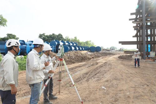 Kỹ sư Bùi Minh Phong (thứ 3 trái sang) cùng đồng nghiệp tập trung đo tọa độ vị trí các hạng mục thi công.