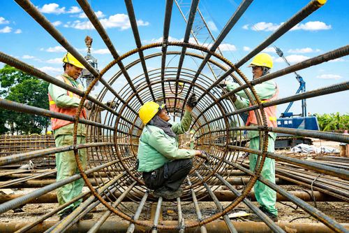 Các công nhân thi công với tinh thần khẩn trương để bảo đảm tiến độ đề ra.