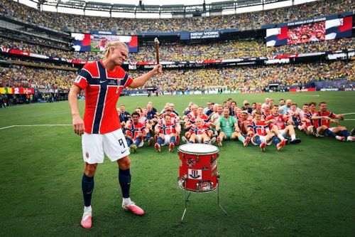 Haaland cùng các đồng đội thực hiện màn ăn mừng Viking Row sau chiến thắng trước Brazil ở vòng 1/8 World Cup 2026. Ảnh: FBNV