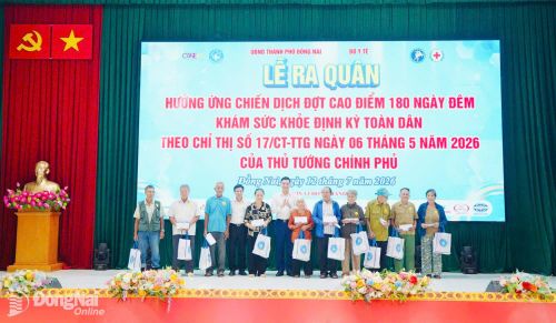Trung ương Hội Thầy thuốc trẻ Việt Nam cùng Ban tổ chức cũng trao nhiều phần quà tặng gia đình chính sách và học sinh vượt khó. Ảnh: PV