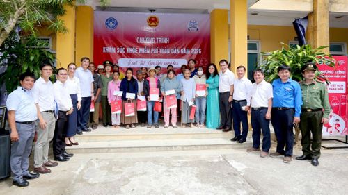Trung ương Hội Thầy thuốc trẻ Việt Nam cùng Ban tổ chức trao quà cho người dân. Ảnh: PV