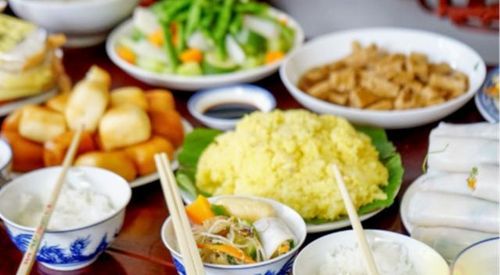 Trong văn hóa tín ngưỡng của người Việt, cúng bàn thờ gia tiên mấy bát cơm mới đúng rất quan trọng.