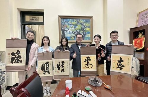 Nhiều nghệ sĩ được NSND Trung Hiếu viết tặng chữ.