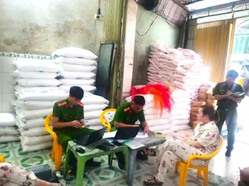 Cán bộ Công an tỉnh Cà Mau làm việc với chủ cơ sở sản xuất đường cát. Ảnh: Công an tỉnh Cà Mau