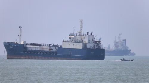 Trong khi đó, Bộ Tư lệnh Trung tâm Mỹ (CENTCOM) khẳng định eo biển Hormuz vẫn mở cửa đối với mọi phương tiện di chuyển hợp pháp.
