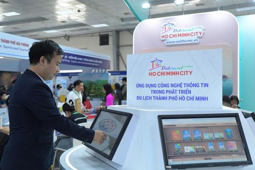 Du khách trải nghiệm dịch vụ du lịch thông minh thông qua nền tảng số.
