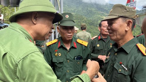 Những người lính năm xưa gặp lại nhau tại Đài hương 468, cùng ôn lại ký ức về một thời chiến đấu gian khổ và tri ân những đồng đội nằm lại nơi biên cương. Ảnh: Nguyễn Quân.