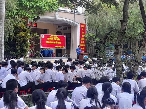 Tuyên truyền về phòng chống tác hại của thuốc lá tại Trường THPT Thiên Hộ Dương. Ảnh: NVCC.