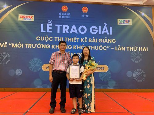 Gia đình thầy Nam, cô Ly cùng con trai có mặt ở Hà Nội để nhận giải thưởng.